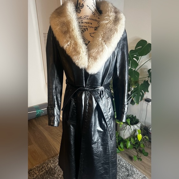 Gorgeous Vintage Leather Trench Coat with Fur collar trim. - Picture 3 of 5